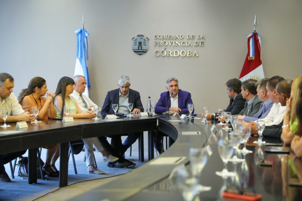 Llaryora recibió a todos los directores de los hospitales