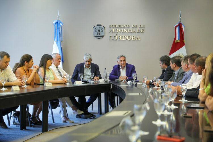 Llaryora recibió a todos los directores de los hospitales
