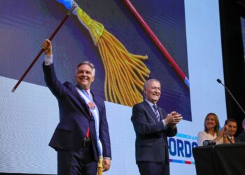 Llaryora recibió el bastón de mando que le traspasó Schiaretti durante un acto en San Francisco