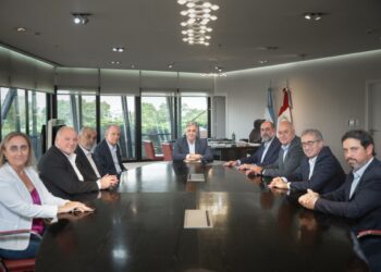 Llaryora encabezará hoy su primera reunión de gabinete