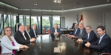 Llaryora encabezará hoy su primera reunión de gabinete