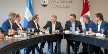 Llaryora acordó darle impulso al sector turístico provincial