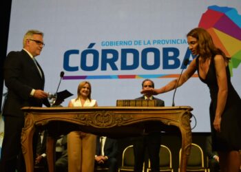 Llaryora completó la jura de los ministros de su gabinete