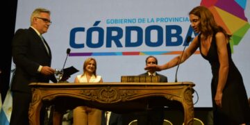 Llaryora completó la jura de los ministros de su gabinete
