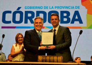 Llaryora completó la jura de los ministros de su gabinete