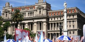 Las centrales obreras marchan a Tribunales en rechazo al DNU y presentan amparos