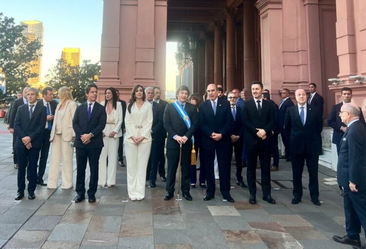 Milei junto a su gabinete antes de dirigirse a la Catedral Metropolitana.