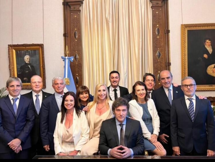 Presentaron otro amparo al DNU de Milei por considerarlo "inconstitucional"