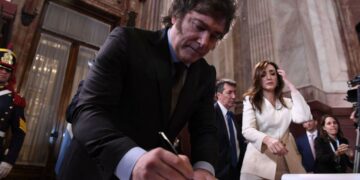 Milei dijo que el DNU «es en favor de la gente» y afirmó que «vienen más» medidas