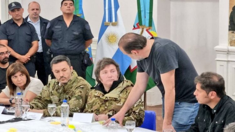 Milei viajó a Bahía Blaca junto a Petri y Bullrich para reunirse con Kicillof.