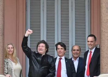 Milei encabezó una reunión de Gabinete y salió al balcón de la Rosada para saludar