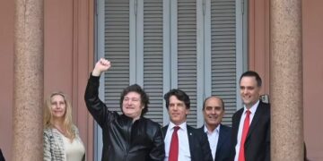 Milei encabezó una reunión de Gabinete y salió al balcón de la Rosada para saludar