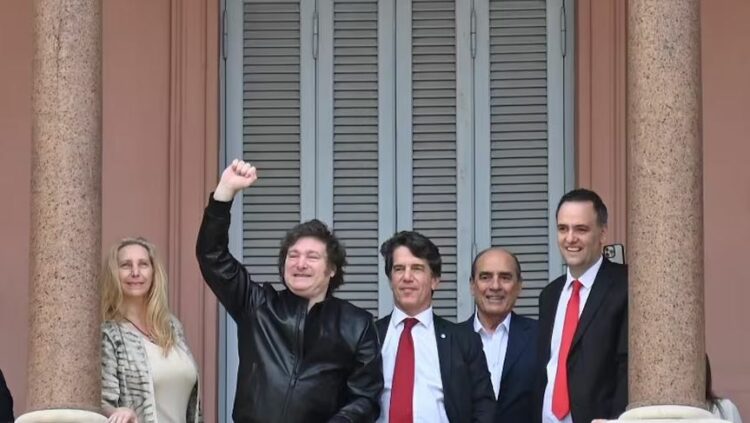 Milei encabezó una reunión de Gabinete y salió al balcón de la Rosada para saludar