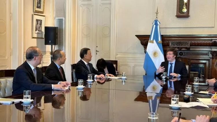 Milei en una reunión en Casa Rosada con Wu Weihua, enviado especial de China.