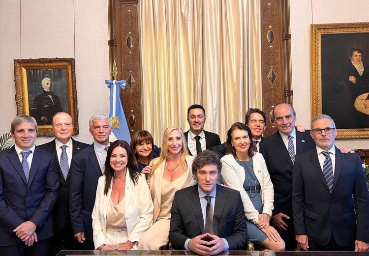El flamante mandatario les tomó juramento a sus ministros de manera privada y luego difundió esta fotografía.