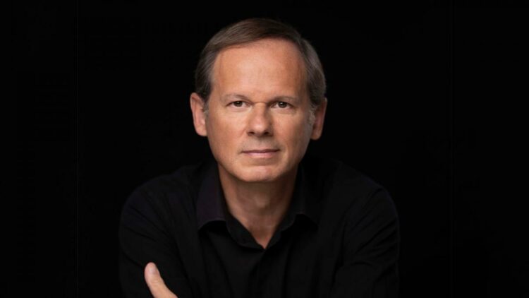 José Rodrigues dos Santos.