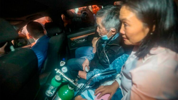 Alberto Fujimori y su hija Keiko, al salir de la cárcel de Barbadillo.