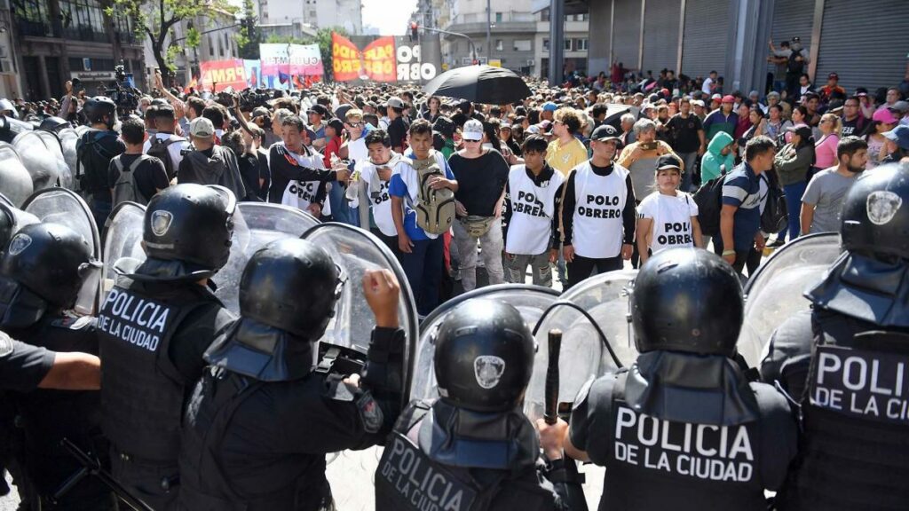 Dos detenidos durante la protesta de organizaciones sociales rumbo a Plaza de Mayo