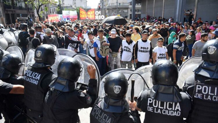 Dos detenidos durante la protesta de organizaciones sociales rumbo a Plaza de Mayo Dos detenidos durante la protesta de organizaciones sociales rumbo a Plaza de Mayo