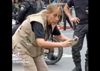 Denuncian que una policía de Córdoba realizó tareas de inteligencia disfrazada con un chaleco de “prensa” en la manifestación de la semana pasada