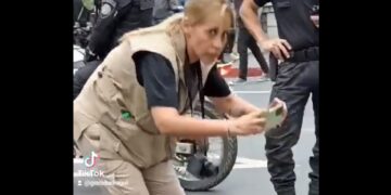 Denuncian que una policía de Córdoba realizó tareas de inteligencia disfrazada con un chaleco de “prensa” en la manifestación de la semana pasada