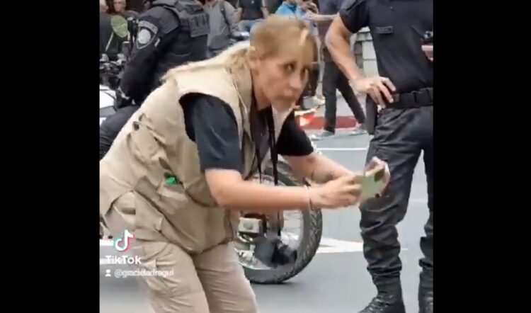 Denuncian que una policía de Córdoba realizó tareas de inteligencia disfrazada con un chaleco de “prensa” en la manifestación de la semana pasada