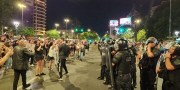 Cinco detenidos, y cinco heridos tras el enfrentamiento entre la Policía y los manifestantes durante las protestas por el DNU presidencial frente al Patio Olmos
