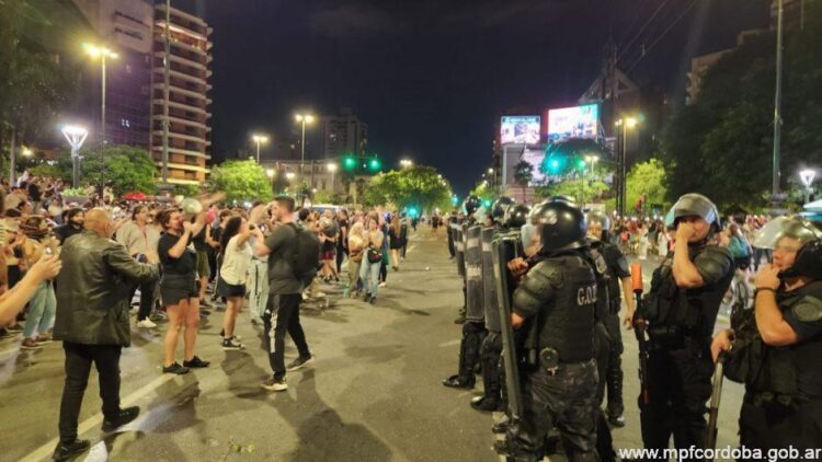 Cinco detenidos, y cinco heridos tras el enfrentamiento entre la Policía y los manifestantes durante las protestas por el DNU presidencial frente al Patio Olmos