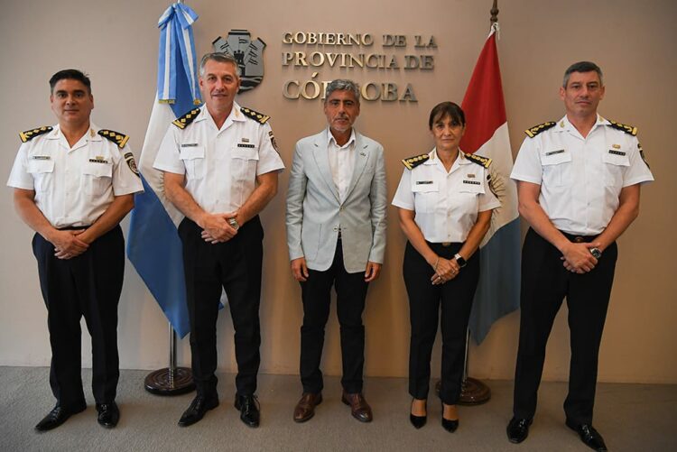 El ministro Quinteros, junto a las autoridades entrantes y salientes.