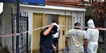 Mataron de dos disparos a una mujer y detuvieron a su pareja