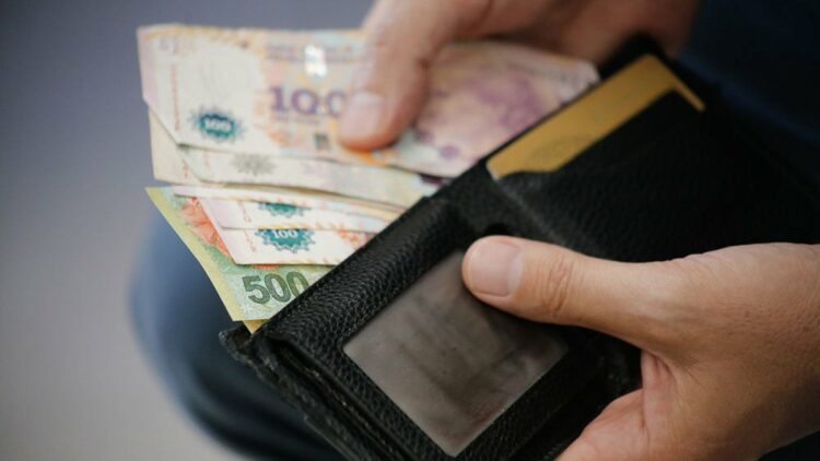El Indec desmintió a Milei y aclaró que en marzo los salarios perdieron contra la inflación