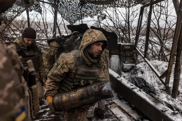 Soldados ucranianos recogen los restos de pólvora en su posición de combate, en la zona de Kupiansk, al sur del país.