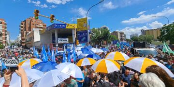 Movilización gremial frente al Panal tras la aprobación de una suba en los aportes para los estatales