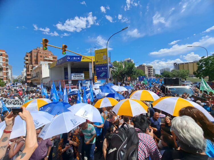 Movilización gremial frente al Panal tras la aprobación de una suba en los aportes para los estatales