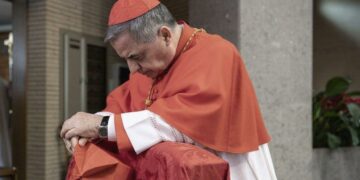Condenaron al ex “número tres” del Vaticano
