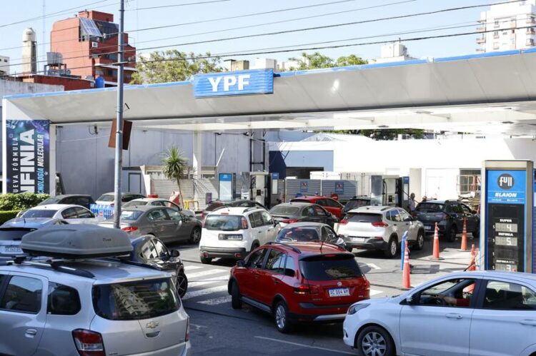 YPF se suma a Shell con un sacudón en los surtidores: aumenta 30% la nafta