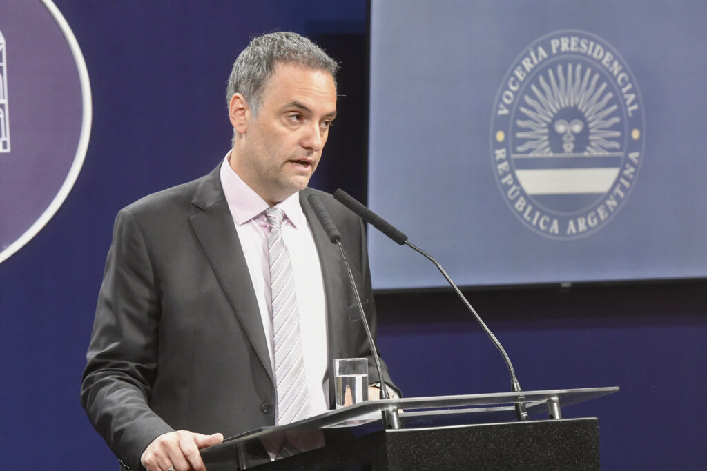 Adorni defendió el mega decreto y desestimó la renuncia de Francos: "Es solo un rumor"