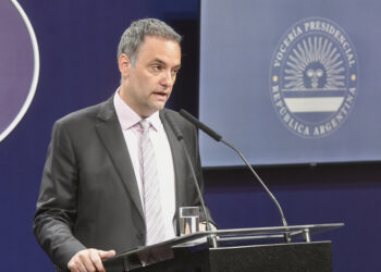 Adorni defendió el mega decreto y desestimó la renuncia de Francos: «Es solo un rumor»