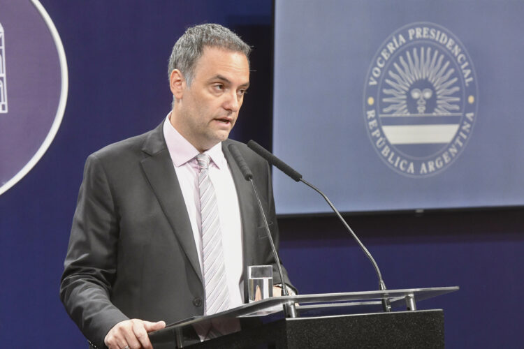 Adorni defendió el mega decreto y desestimó la renuncia de Francos: "Es solo un rumor"