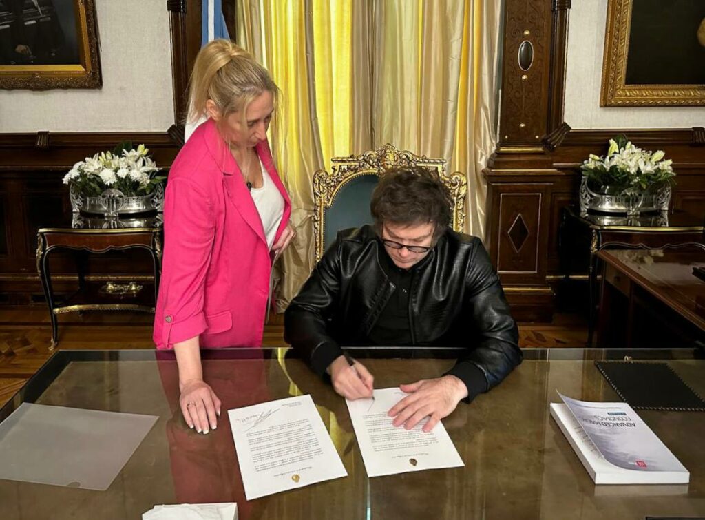 Milei envió una carta al papa Francisco invitándolo a visitar la Argentina