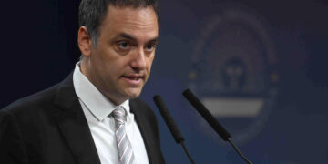 Adorni destacó el «esfuerzo sobre humano» de Caputo y su equipo para «evitar la hiperinflación»