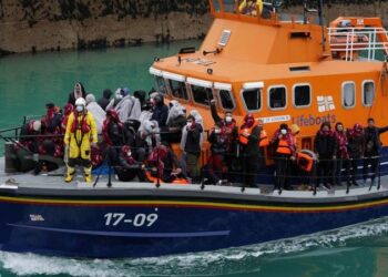 Un millar de  migrantes llegan al Reino Unido