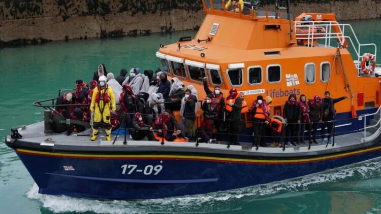Un millar de migrantes llegan al Reino Unido