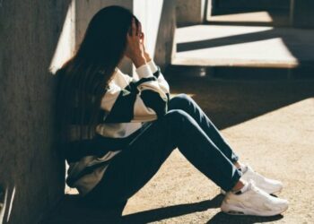 Depresión en adolescentes: se puede manifestar en aislamiento, irritabilidad y cambios en la alimentación