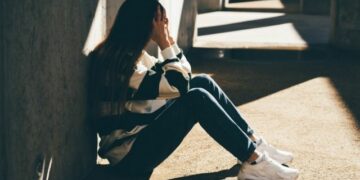 Depresión en adolescentes: se puede manifestar en aislamiento, irritabilidad y cambios en la alimentación