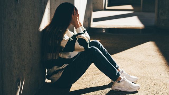 Depresión en adolescentes: se puede manifestar en aislamiento, irritabilidad y cambios en la alimentación