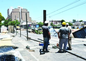 La tormenta dejó un socavón gigante y unos 30 evacuados