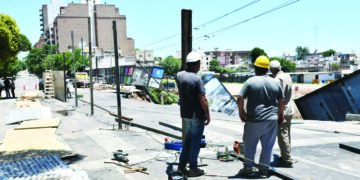 La tormenta dejó un socavón gigante y unos 30 evacuados