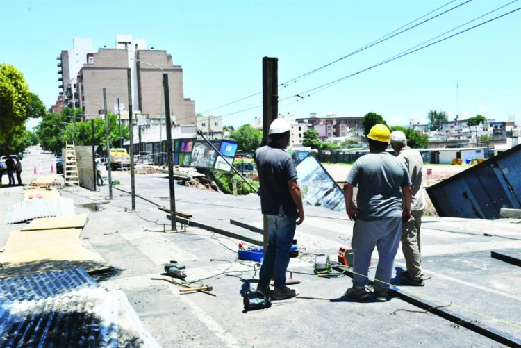 Desde el municipio indicaron que el hundimiento se debió a una obra privada colindante a la avenida.