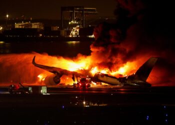 Impactante choque e incendio en Japón tras la colisión de un avión contra otra aeronave